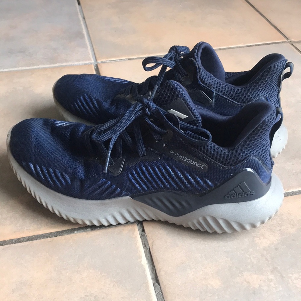 Alpha bounce Addis’s sneakers